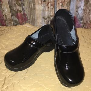 Women’s Sanita danish clogs paten leather black